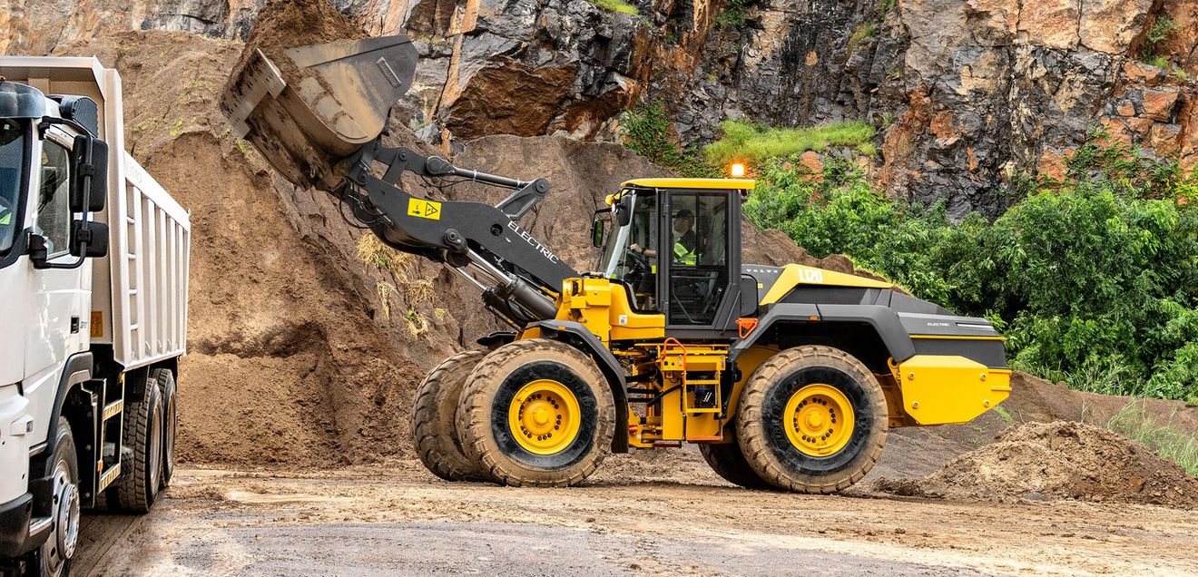 Im Demo-Areal demonstriert Volvo CE die Leistungsfähigkeit des L350H, des größten Radladers im Portfolio, in Kombination mit dem A50. Im Demo-Areal demonstriert Volvo CE die Leistungsfähigkeit des L350H, des größten Radladers im Portfolio, in Kombination mit dem A50.