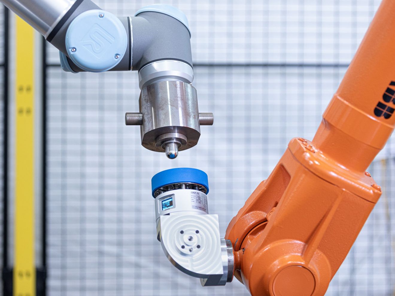 Fraunhofer IPA zeigt Automatisierungslösungen für Labor und Reinraum auf der automatica Auf dem automatischen Kollisionsprüfstand werden Cobots einmalig vermessen und so ein Kollisionsmodell erzeugt, das bei der Sicherheitsauslegung genutzt werden kann.
