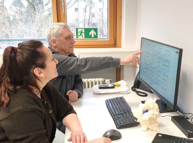 Bittergeschmacksrezeptoren: Wie Hormone Geschmack und Gesundheit beeinflussen Tatjana Lang (l.) und PD Dr. Maik Behrens bei einer Arbeitsbesprechung im Büro