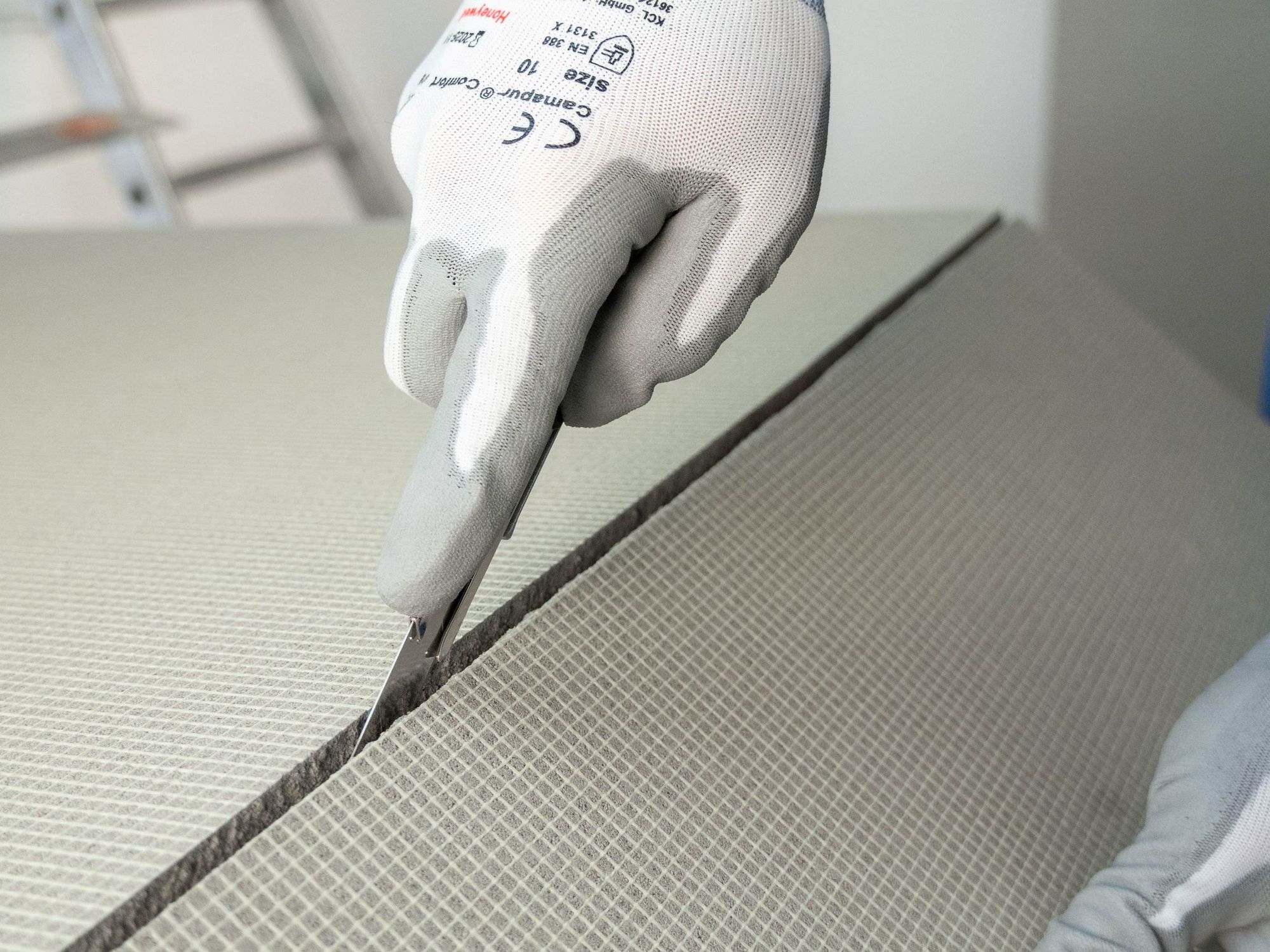 Blähglasplatten einfach mit lassen sich einem Cutter zuschneiden. Das beidseitige Gewebe macht sie robust.