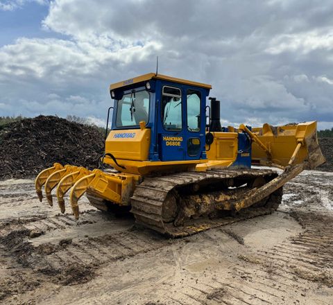 Wertgutachten der FSP auch für alte Baumaschinen Die alte Hanomag Raupe in Blau und Gelb auf dem Testgelände während der Prüfung durch die FSP
