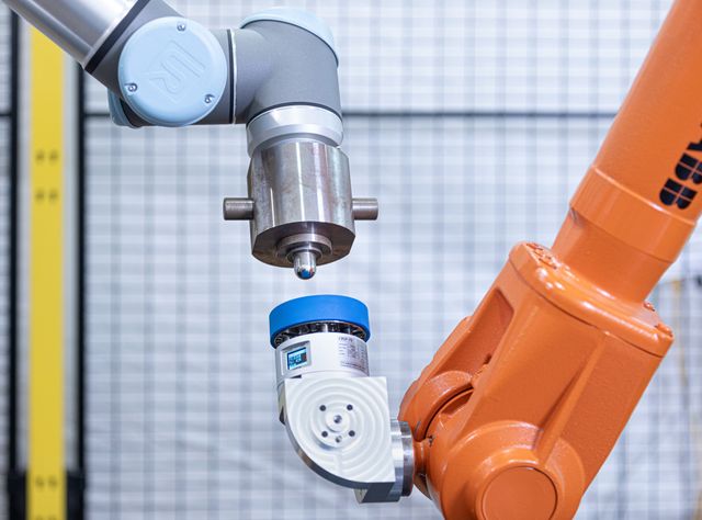 Fraunhofer IPA zeigt Automatisierungslösungen für Labor und Reinraum auf der automatica Auf dem automatischen Kollisionsprüfstand werden Cobots einmalig vermessen und so ein Kollisionsmodell erzeugt, das bei der Sicherheitsauslegung genutzt werden kann.