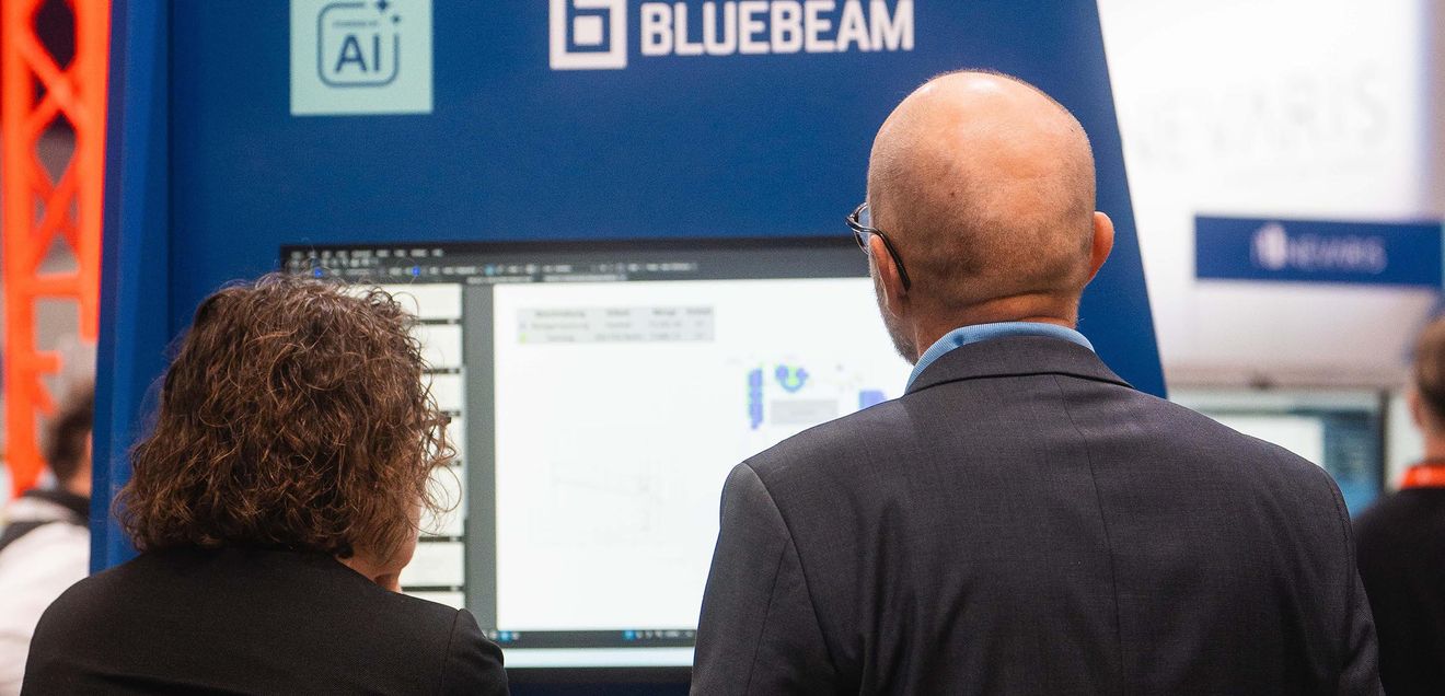 Aufmerksame Standbesucher ließen sich vor Ort die verschiedenen Funktionen von Bluebeam Revu zeigen. Aufmerksame Standbesucher ließen sich vor Ort die verschiedenen Funktionen von Bluebeam Revu zeigen.