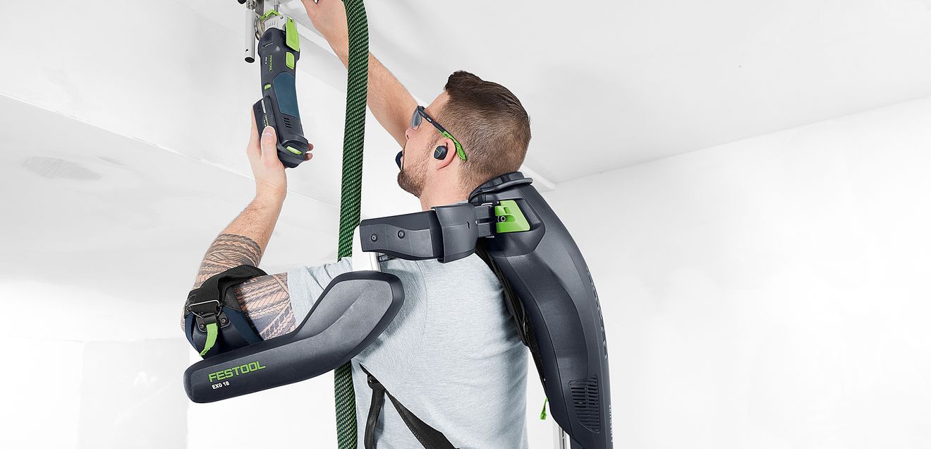 Vor allem anstrengende Über-Kopf-Arbeiten gehen mit dem Exoskelett leichter von der Hand (Fotos: Layer/Festool) Vor allem anstrengende Über-Kopf-Arbeiten gehen mit dem Exoskelett leichter von der Hand (Fotos: Layer/Festool)