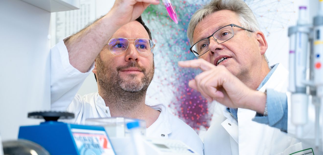 Prof. Simm (rechts im Bild) und Dr. Winterhalter im Labor