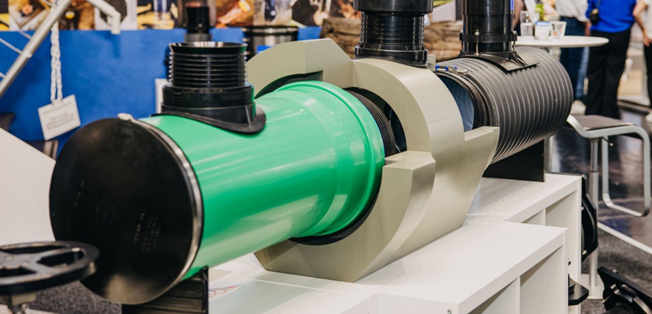 Zum Portfolio von Fernco zählen vor allem flexible Rohrkupplungen, Manschetten und Adapterlösungen, mit denen sich Rohre unterschiedlicher Materialien und Durchmesser sicher verbinden lassen. Zum Portfolio von Fernco zählen vor allem flexible Rohrkupplungen, Manschetten und Adapterlösungen, mit denen sich Rohre unterschiedlicher Materialien und Durchmesser sicher verbinden lassen.