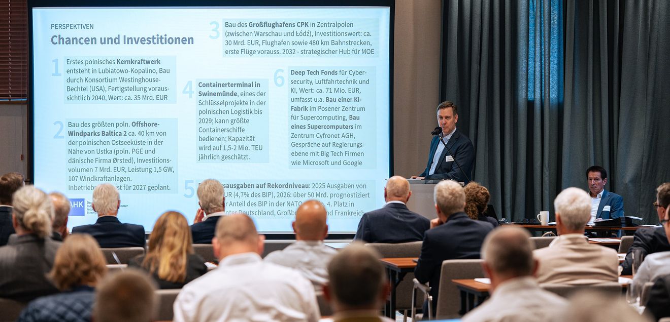 Polen als Wachstumsmarkt und Partner beim Wiederaufbau der Ukraine: Dr. Lars Gutheil, Hauptgeschäftsführer der Deutsch-Polnischen Industrie- und Handelskammer, ordnete auf der Mitgliederversammlung die wirtschaftliche Entwicklung Polens und die Chancen für die Bauwirtschaft ein. Polen gehört zu den dynamischsten Volkswirtschaften Europas und kann auch für den Wiederaufbau der Ukraine eine wichtige Rolle als wirtschaftlicher und logistischer Hub übernehmen. Polen als Wachstumsmarkt und Partner beim Wiederaufbau der Ukraine: Dr. Lars Gutheil, Hauptgeschäftsführer der Deutsch-Polnischen Industrie- und Handelskammer, ordnete auf der Mitgliederversammlung die wirtschaftliche Entwicklung Polens und die Chancen für die Bauwirtschaft ein. Polen gehört zu den dynamischsten Volkswirtschaften Europas und kann auch für den Wiederaufbau der Ukraine eine wichtige Rolle als wirtschaftlicher und logistischer Hub übernehmen.