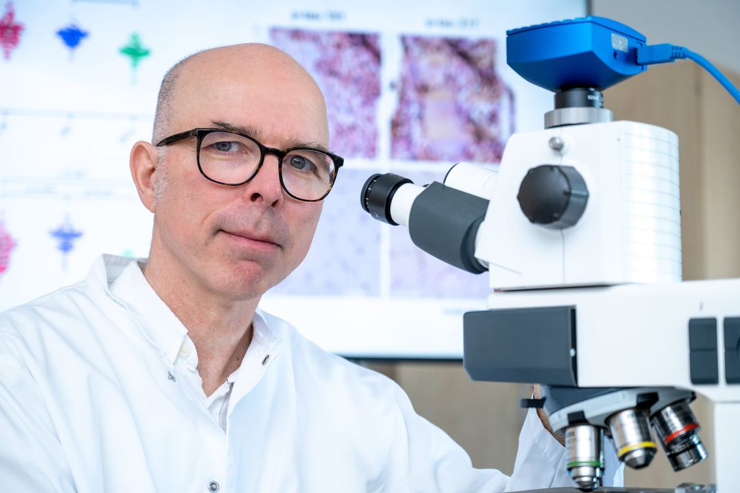 Prof. Markus Otto am Mikroskop
