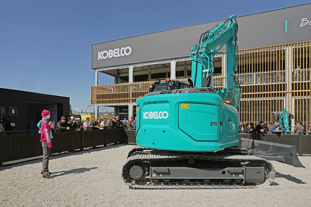 Ein Kobleco-Bagger wird dem Publikum der bauma mit K-Eye-Pro präsentiert Ein Kobleco-Bagger wird dem Publikum der bauma mit K-Eye-Pro präsentiert