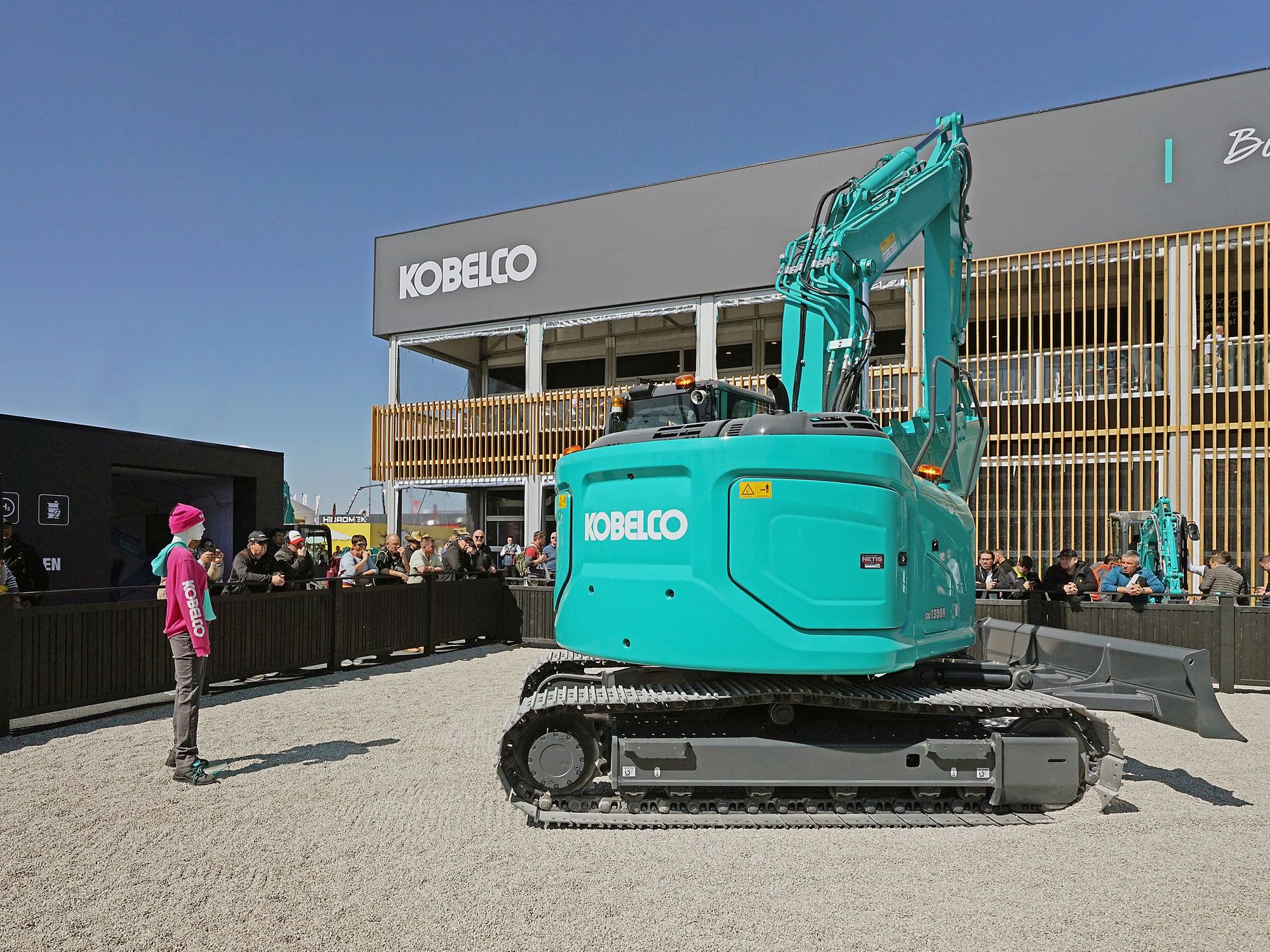 Ein Kobleco-Bagger wird dem Publikum der bauma mit K-Eye-Pro präsentiert