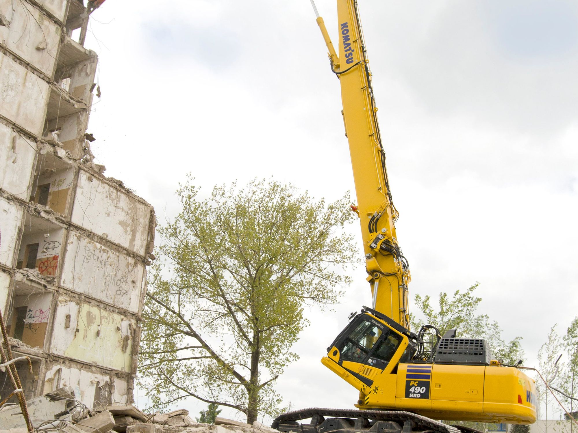 Komatsu - Abbrucharbeiten mit Hydraulikbagger und Ausleger-Wechselsystem