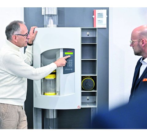An den Einwurf- oder Entnahmestationen werden die Rohrpostbüchsen versandt und auch wieder entnommen. Durch die Eingabe einer Codenummer landen sie am richtigen Ziel. An den Einwurf- oder Entnahmestationen werden die Rohrpostbüchsen versandt und auch wieder entnommen. Durch die Eingabe einer Codenummer landen sie am richtigen Ziel.