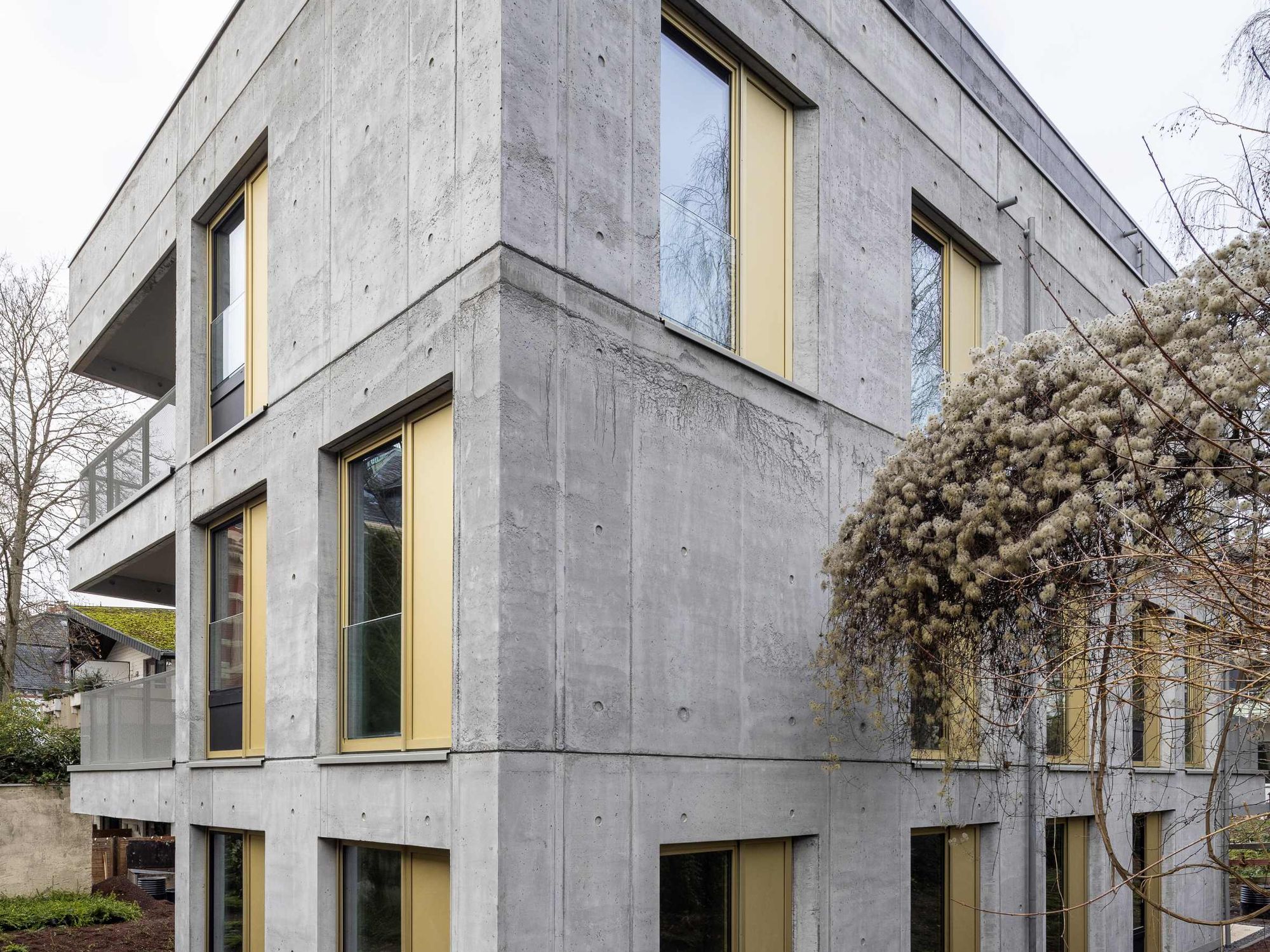 Die Sichtbetonflächen außen sowie im Inneren zeigen den Baustoff Liapor-Leichtbeton mit stellenweise auftretenden Lunkern und Schüttungslagen.
