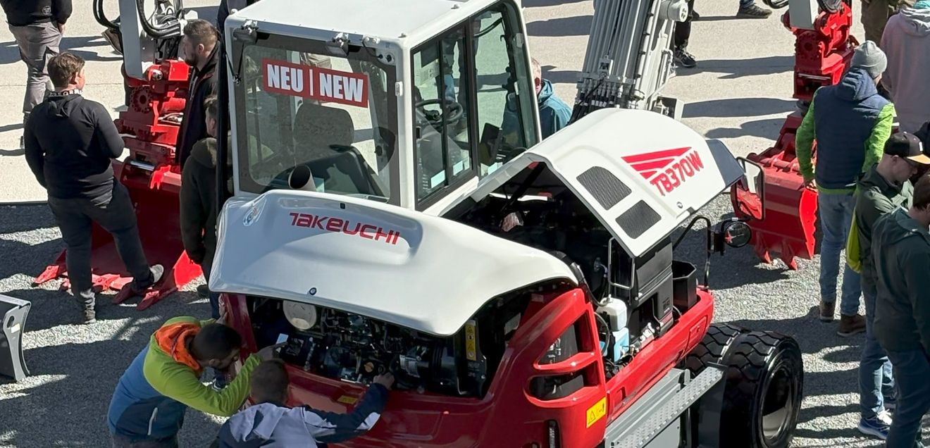 Takeuchi kam mit Innovationen, die bewegen Takeuchi Bagger auf einem Messestand
