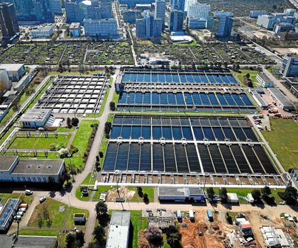 Bei Deutschlands ältester Abwasserreinigungsanlage in Frankfurt-Niederrad wurde vor Kurzem ein Klärbecken mit Liaperl neu befüllt. Liaperl-Blähtonkugeln für Frankfurt-Niederrad Biofilter für die Abwasser-Reinigung