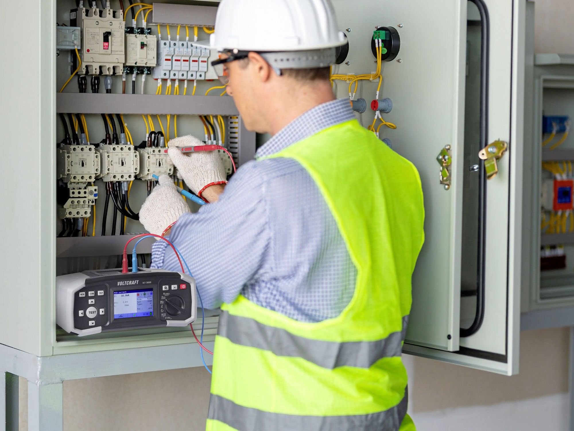 Messtechnik: Installationstester und Stromzange Messtechnik: Installationstester und Stromzange