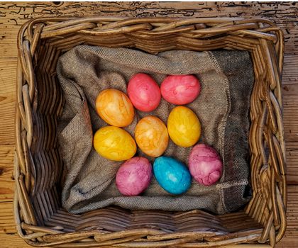 Wie sicher sind Eier Bunte Ostereier im Körbchen