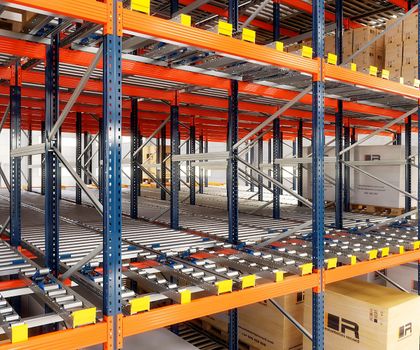 Pallet and cardboard box logistics: Economical transportation with gravity Pallet and cardboard box logistics: Economical transportation with gravity