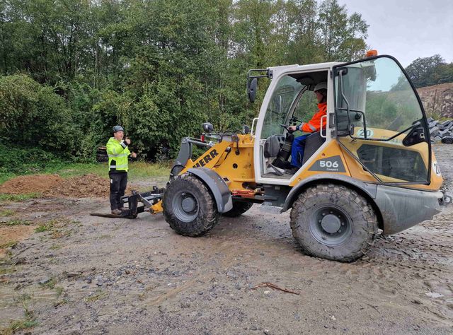 Beutlhauser Safe Work schult Pfaffinger-Aszubis im Umgang mit Baumaschinen Beutlhauser Safe Work schult Pfaffinger-Aszubis im Umgang mit Baumaschinen
