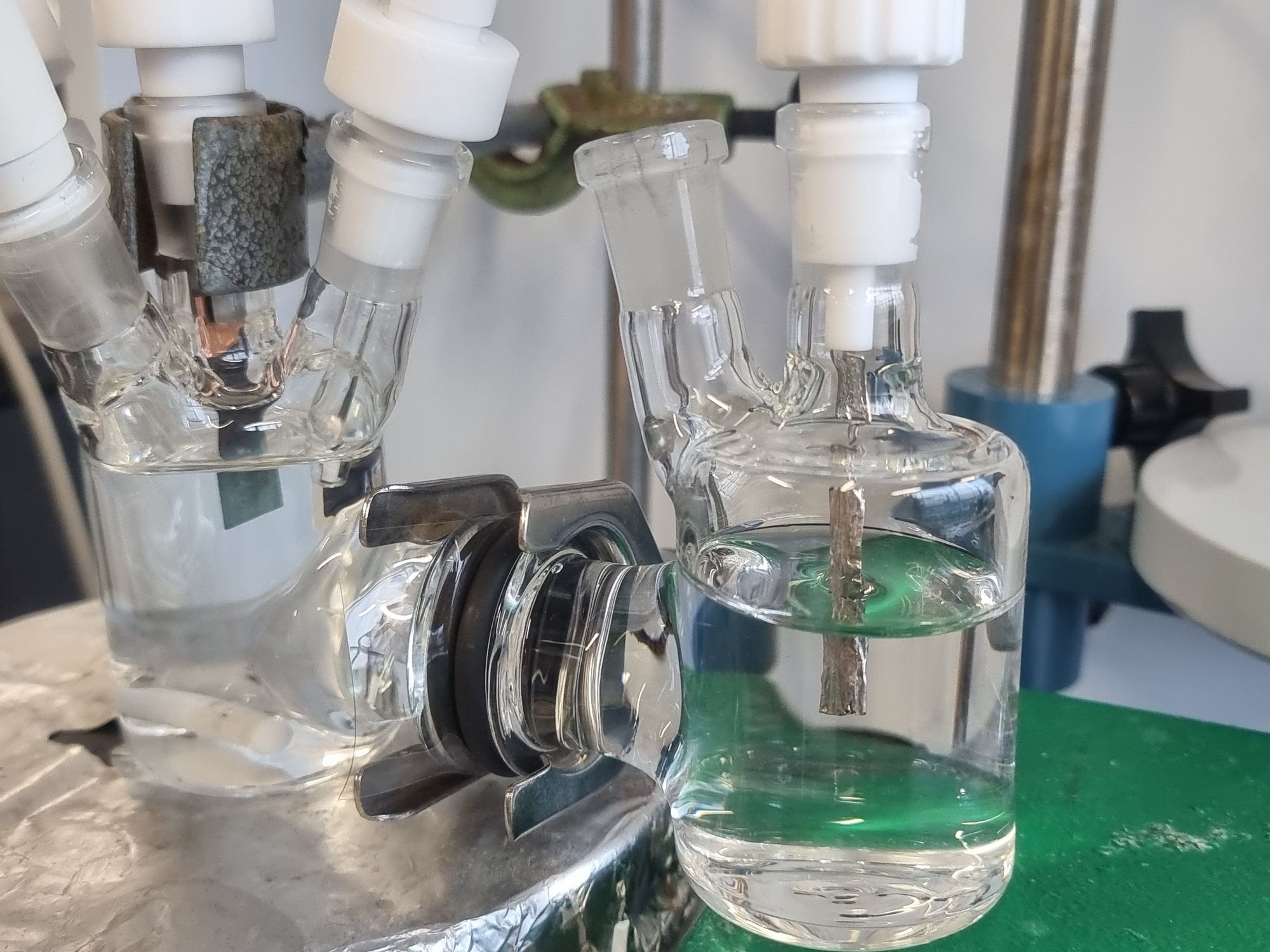 Versuchsaufbau zur Umwandlung von Kohlendioxid in Ethanol im Labor Versuchsaufbau zur Umwandlung von Kohlendioxid in Ethanol im Labor