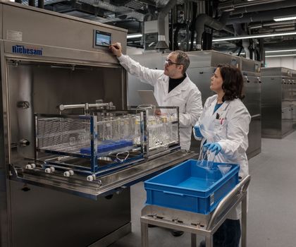 Stromsparen im Labor an der Universität Basel Dario Dörig und Elisabete Leite dos Reis in der zentralen Medien- und Waschküche des Biozentrums