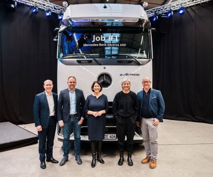Karin Rådström, CEO of Daimler Truck, and Daniela Schmitt, Minister for Economic Affairs, Transport, Agriculture and Viticulture of the State of Rhineland-Palatinate, give the go-ahead for series production of the new model. Daimler Truck celebrates the start of series production of the Mercedes-Benz eActros 600 for long-distance transport in Wörth