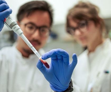 Darmkrebs-Früherkennung : Neuer Bluttest mit hoher Genauigkeit vorgestellt Labormitarbeitende mit einer Blutprobe
