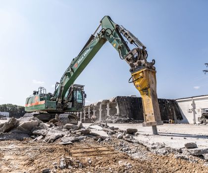 Ein Bagger auf einer Abbruch-Baustelle von Max Wild