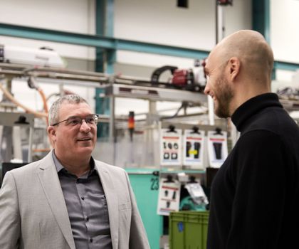Energieeffizienz als Wettbewerbsfaktor: KI-gesteuerter Batteriespeicher senkt Stromkosten deutlich Energieeffizienz als Wettbewerbsfaktor: KI-gesteuerter Batteriespeicher senkt Stromkosten deutlich