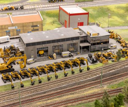 Cat Dozer in grauer Sonderedition verkörpern im Miniatur Wunderland Baumaschinengeschichte Jubiläumsedition für die Schiene