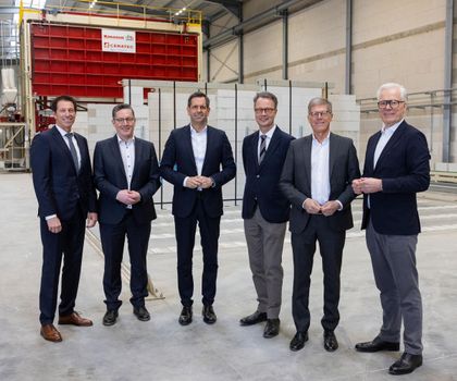Rundgang Die Vertreter von Politik und Baugewerbe beim Werksrundgang im Emsland blicken in die Kamera.