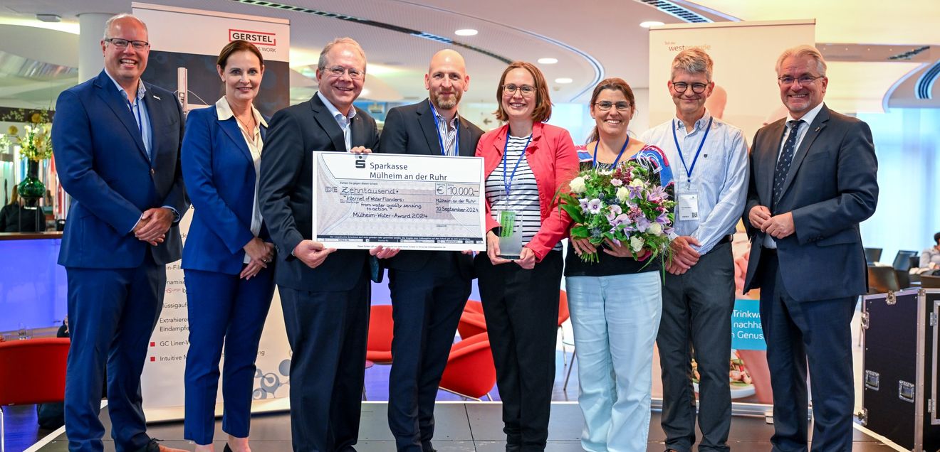 Übergabe des Mülheimer Water Awards 2024 Marcel Zevenbergen (Imec), Simone Ehlen (RWW), Holger Gerstel (GERSTEL), Youri Amerlinck (Aquafin), Marleen Spiliers (De Watergroep), Nele Desmet (Vito), Piet Seuntjens (Vito), Marc Buchholz (Stadt Mülheim)