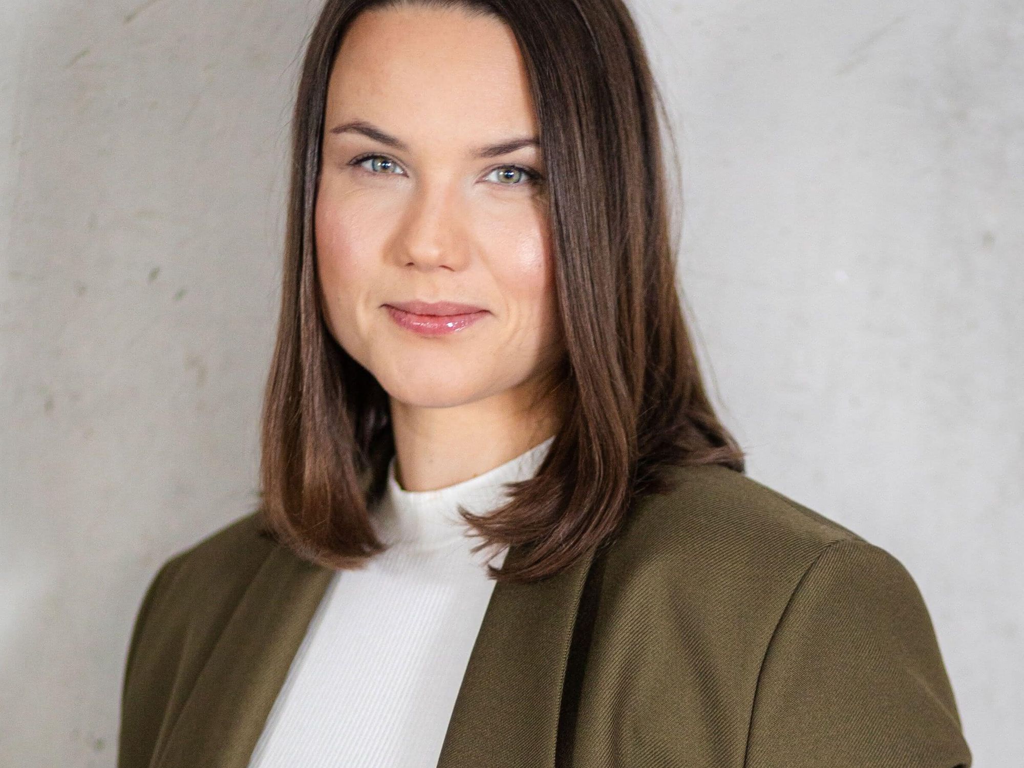 Autorin Katharina Weber lächelt freundlich in die Kamera