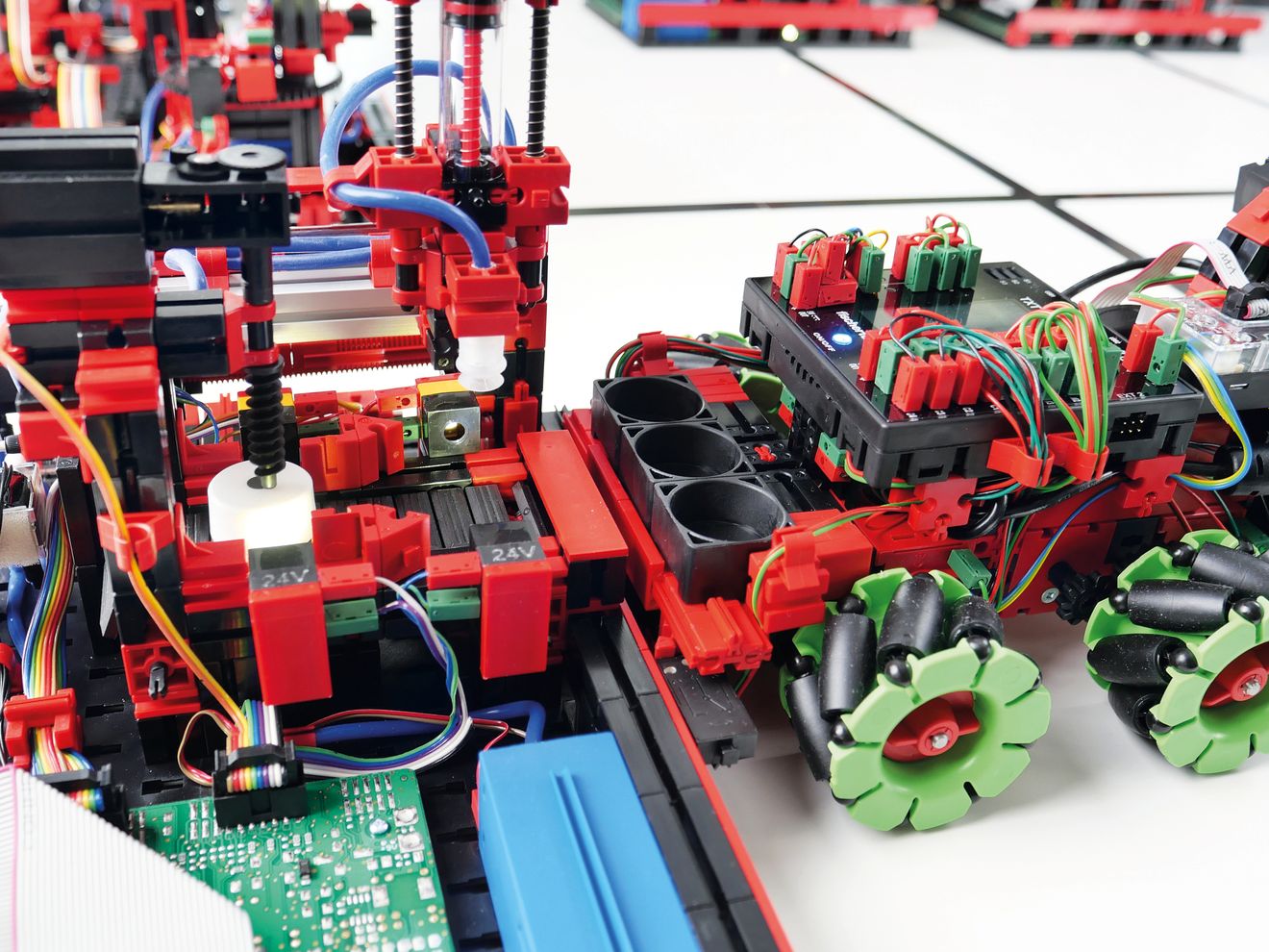 Production simulation: Industry 4.0 in miniature format Production simulation: Industry 4.0 in miniature format