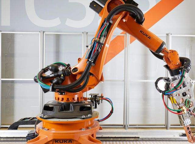 Kuka und Kleusberg automatisieren den Modulbau