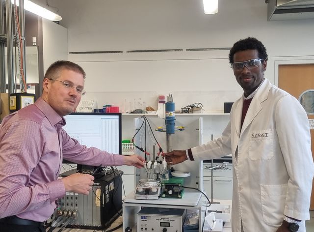 Professor Carsten Streb und Dr. Soressa Abera Chala Professor Carsten Streb (links) und Dr. Soressa Abera Chala bei der Untersuchung des Prozesses der Umwandlung von Kohlendioxid in Ethanol im Labor.
