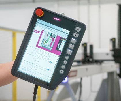 Neue Schnittstellen und neue Features für die Steuerung: Robotersteuerung R9 für die Zukunft gerüstet Neue Schnittstellen und neue Features für die Steuerung: Robotersteuerung R9 für die Zukunft gerüstet