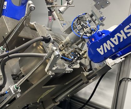 Industrierobotik: Roboter arbeiten Arm in Arm