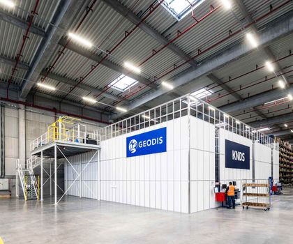 12,500 containers, four R5 robots and two conveyor ports: AutoStore solution for a French logistics giant 12,500 containers, four R5 robots and two conveyor ports: AutoStore solution for a French logistics giant