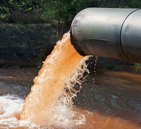 Abwasser Rohr, aus dem Wasser in ein Gewässer fließt