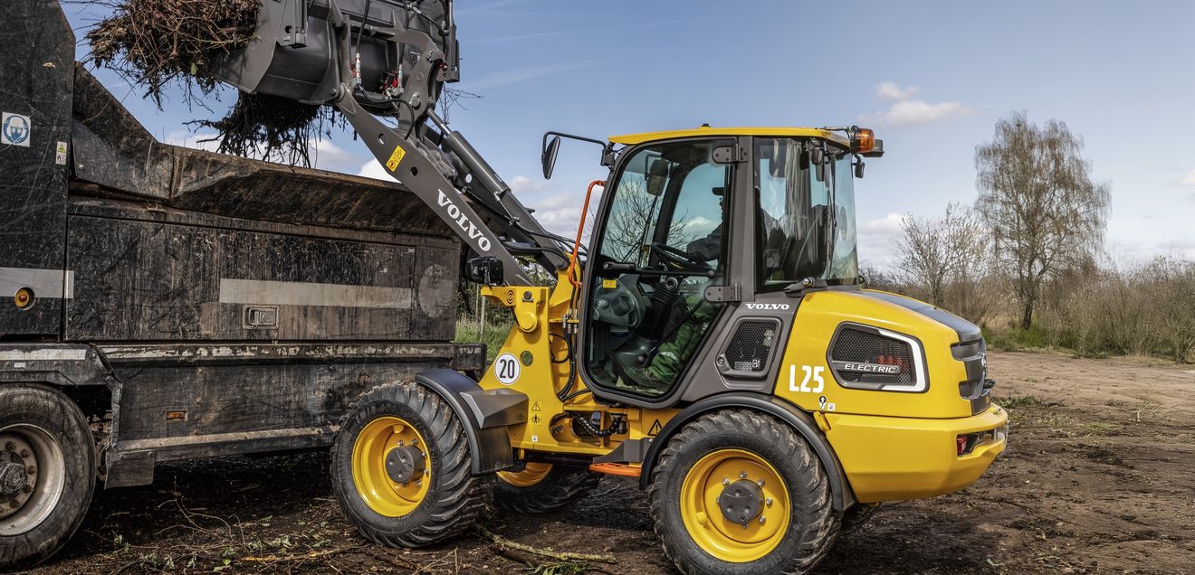 Die Maschine ist seit mehreren Jahren erfolgreich im Einsatz und aus vielen Fuhrparks nicht mehr wegzudenken. Das Herzstück bildet die Lithium-Ionen-Batterie mit einer Kapazität von bis zu 56 kWh, ausgelegt für praxisnahe Einsatzzeiten von bis zu einem Arbeitstag
