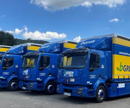 Renault Trucks und barth Logistikgruppe setzen Zeichen für emissionsarme Transporte Die neuen Renault Trucks E-Tech D16 4x2 v in Reih und Glied