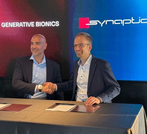 Daniele Pucci, CEO of Generative Bionics, and Simon Fischinger, CEO of Synapticon, at the signing of the contract.