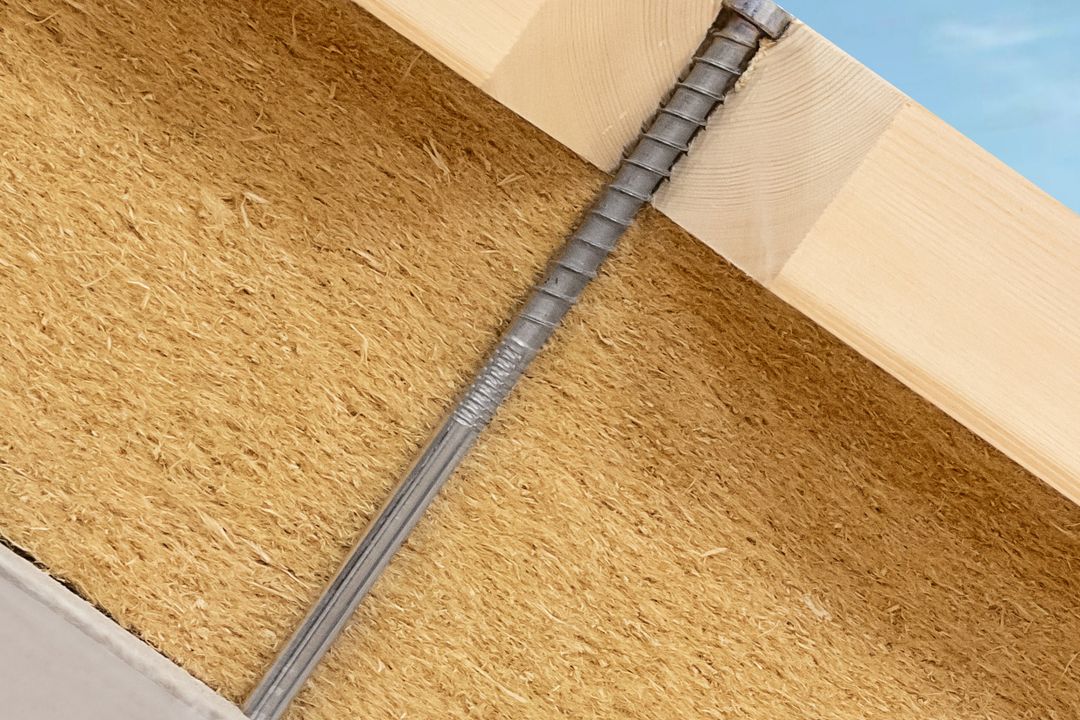 Dank der Distanzverschraubung mit Holz-Beton-Doppelgewinde werden Konterlatte und Betonuntergrund sicher miteinander verbunden Dank der Distanzverschraubung mit Holz-Beton-Doppelgewinde werden Konterlatte und Betonuntergrund sicher miteinander verbunden