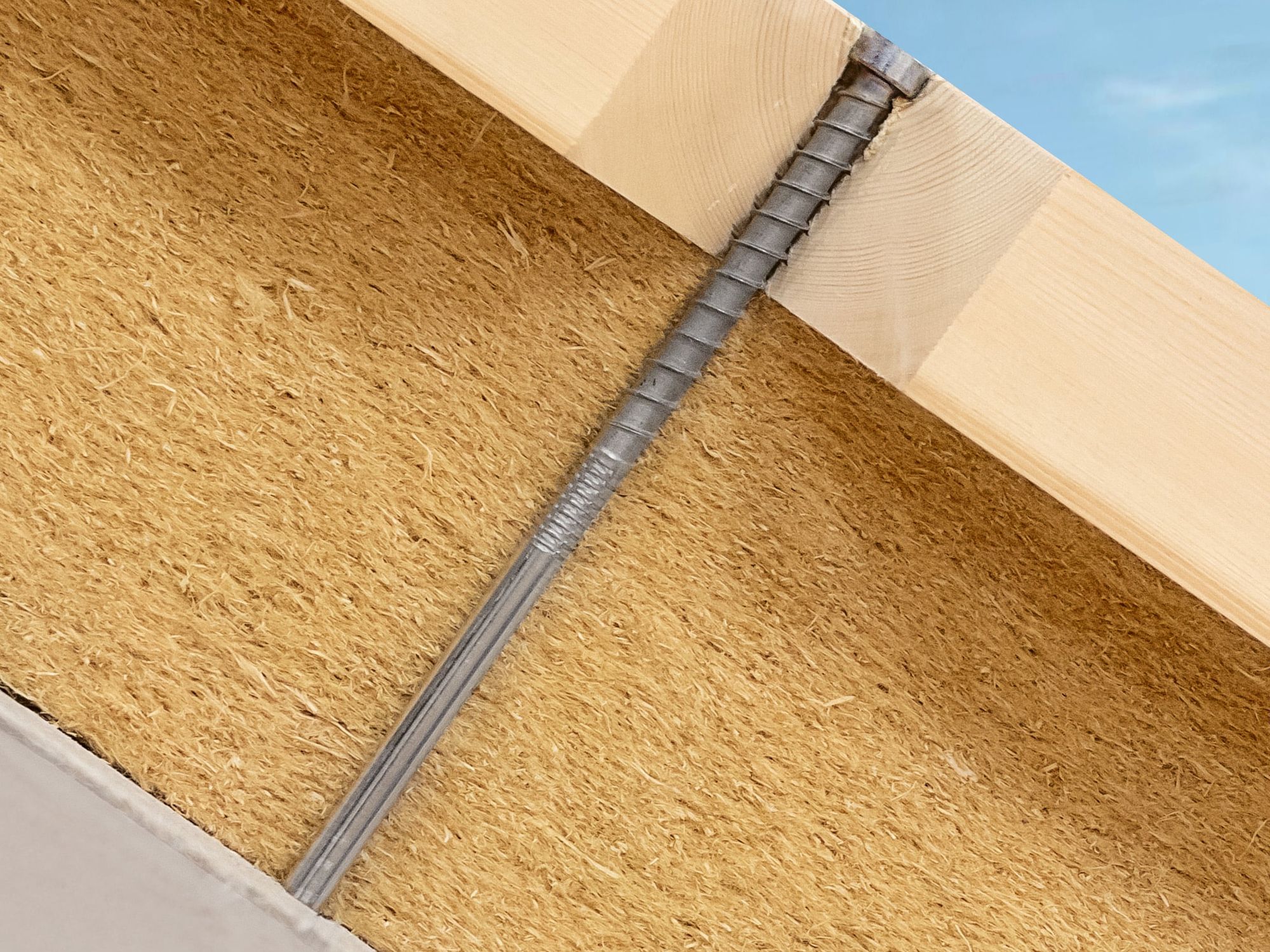 Dank der Distanzverschraubung mit Holz-Beton-Doppelgewinde werden Konterlatte und Betonuntergrund sicher miteinander verbunden