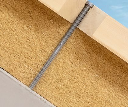 Dank der Distanzverschraubung mit Holz-Beton-Doppelgewinde werden Konterlatte und Betonuntergrund sicher miteinander verbunden