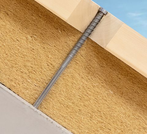 Dank der Distanzverschraubung mit Holz-Beton-Doppelgewinde werden Konterlatte und Betonuntergrund sicher miteinander verbunden Dank der Distanzverschraubung mit Holz-Beton-Doppelgewinde werden Konterlatte und Betonuntergrund sicher miteinander verbunden