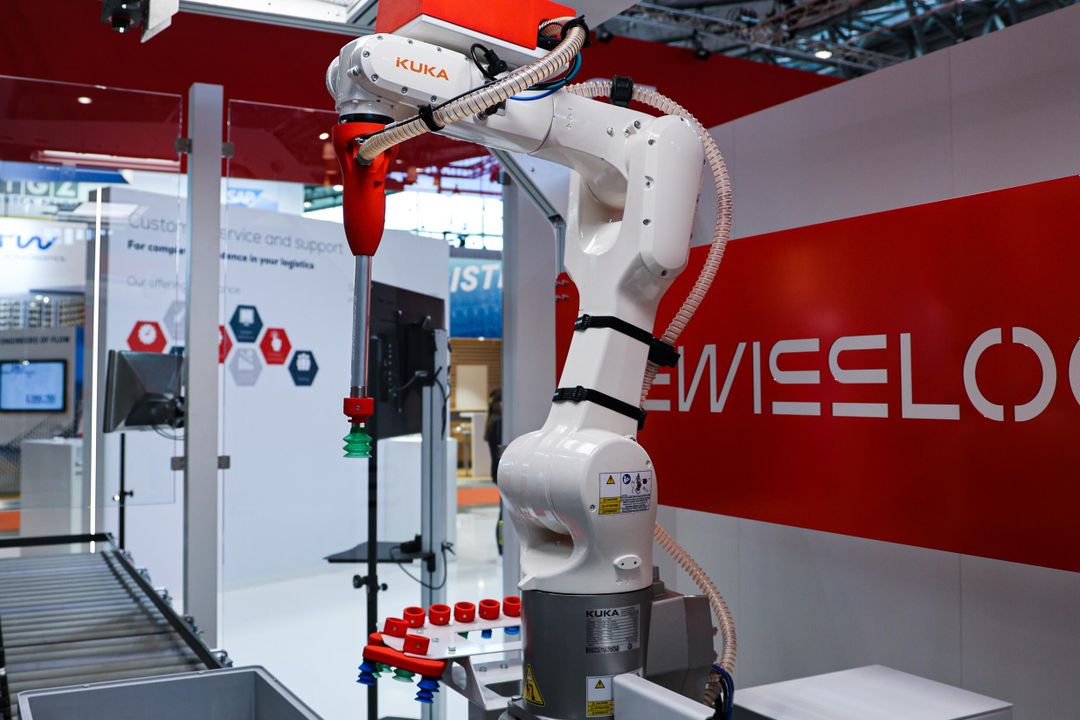Nominiert als Produkt des Jahres 2025: Swisslog: KI-gestützter Kommissionierroboter ItemPiQ Nominiert als Produkt des Jahres 2025: Swisslog: KI-gestützter Kommissionierroboter ItemPiQ
