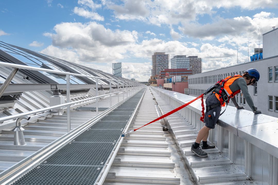 Sichere Wartungswege auf dem Ostbahnhof Berlin mit LUX-Top
