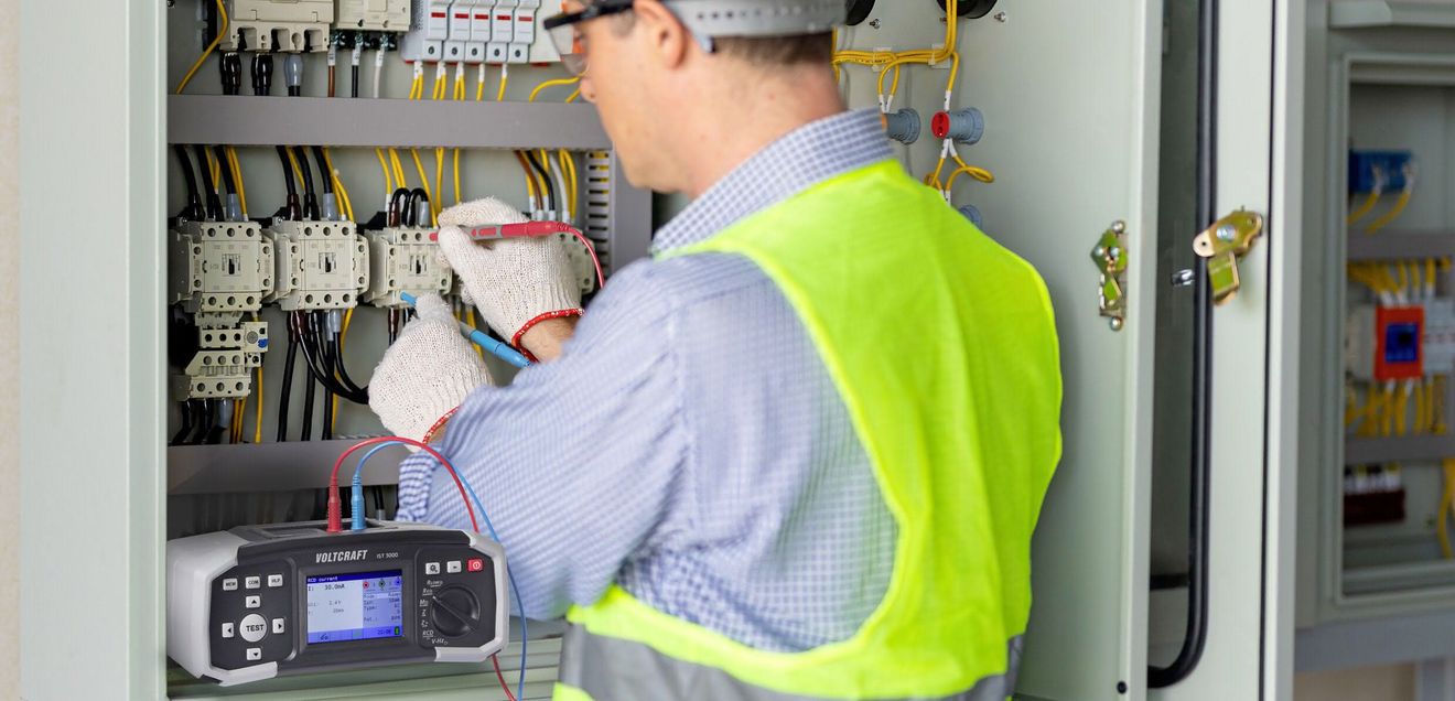 Messtechnik: Installationstester und Stromzange Messtechnik: Installationstester und Stromzange